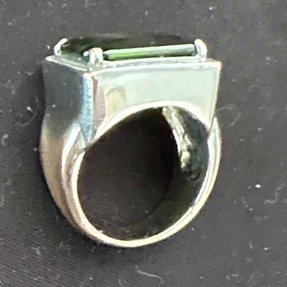Heavy Silvertone Ring w/Rectangular Green Stone Size 6 ¾ - Picture 6 of 8